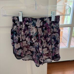 LULULEMON PATTERNED HOTTY HOT SHORTS size 2, 4 inch inseam